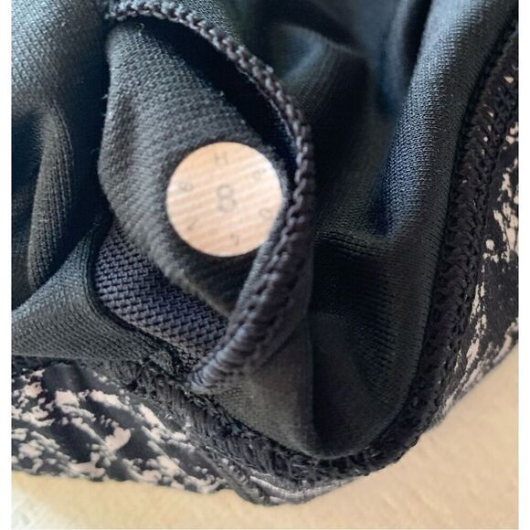 LULULEMON ENERGY black white print Strappy BACK SPORT BRA sz 4 S pickleball yoga - Picture 5 of 5